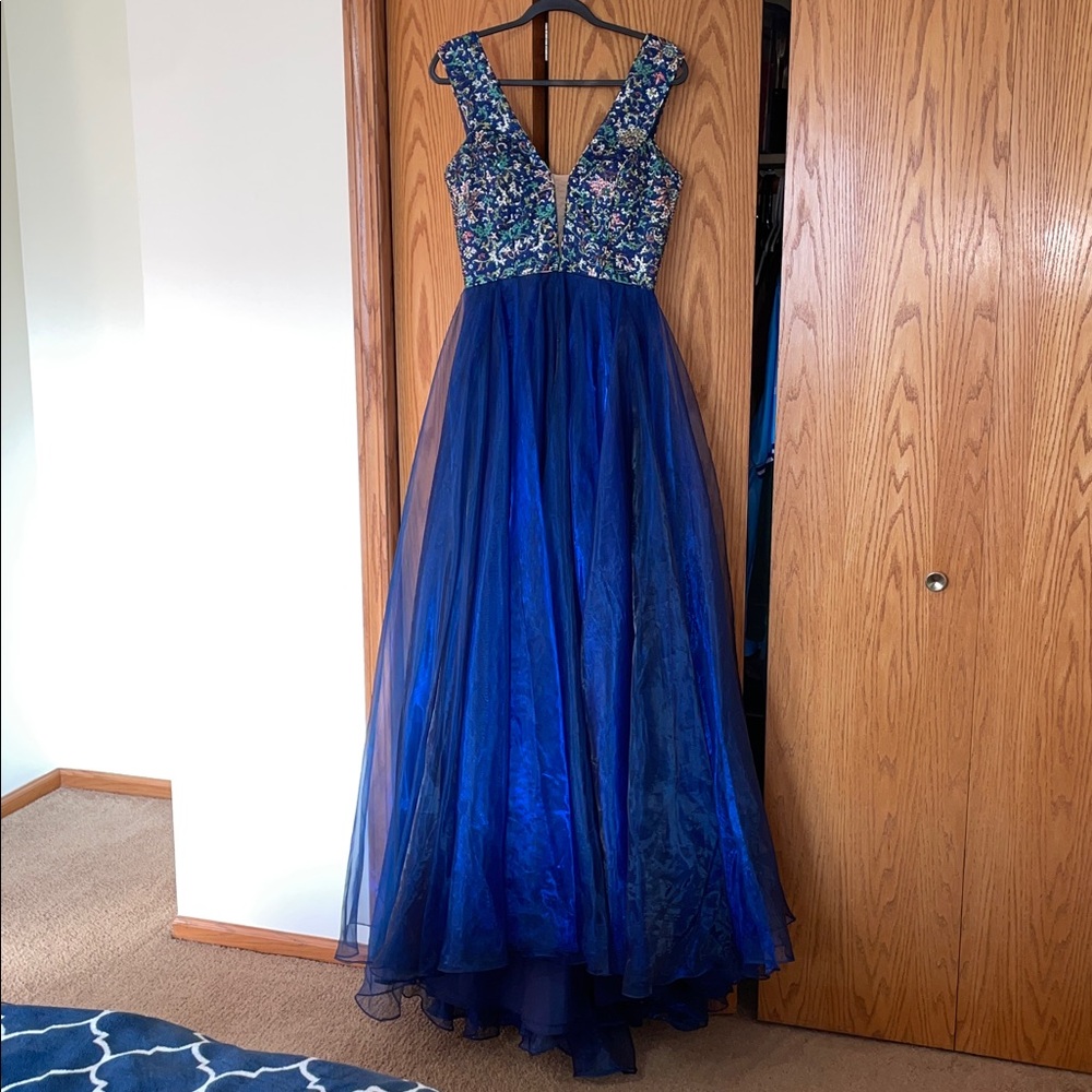 Elegant Blue Floral Evening Gown - Picture 2 of 11